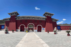 北京昌平凤凰山陵园陵园大门图