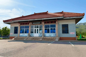 北京炎黄陵园陵园大门图