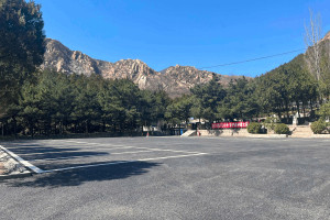 北京市昌平区佛山陵园停车场环境图