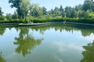 北京周边中华永久陵园园区湖景图