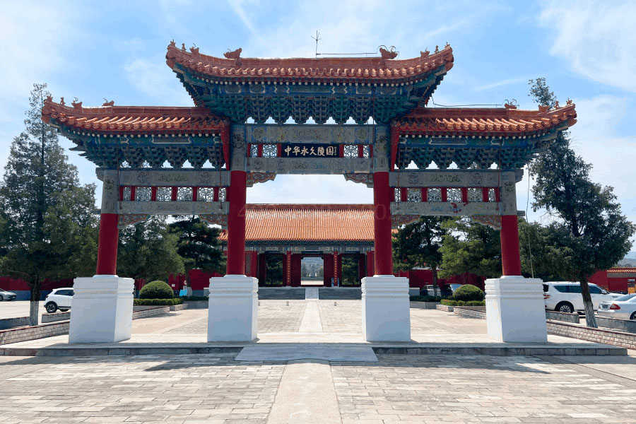 北京周边中华永久陵园陵园大门图