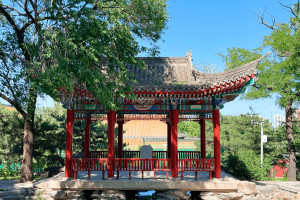北京市门头沟区万佛华侨陵园木质古亭图