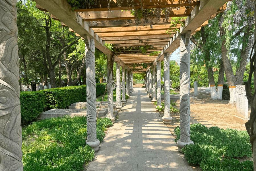 北京市石景山区福田公墓园区长廊图