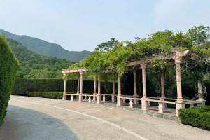 北京市门头沟区天山陵园园区长廊图