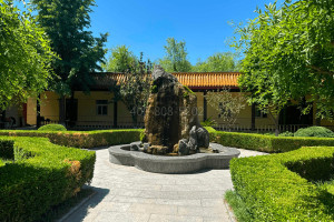 北京市房山区静安墓园喷泉景观图