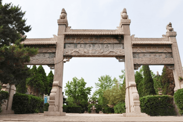 郑州市荥阳市邙山生态陵园大门图
