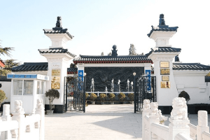 郑州市荥阳市青龙岗纪念园大门图
