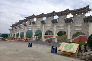 西安市灞桥区汉陵墓园大门图