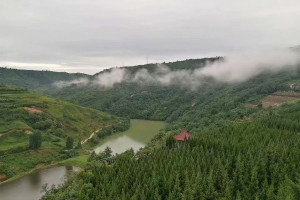 西安市灞桥区高桥墓园园区江景图