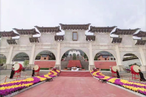 西安市灞桥区汉陵墓园大门图