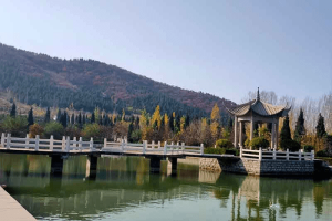 济南市市中区双峰山陵园园区湖景图