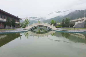 西安市鄠邑区金南山绿色墓园园区湖景图