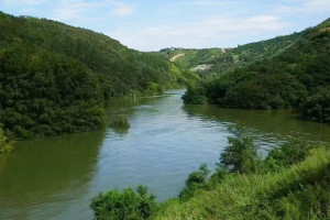 西安市灞桥区汉陵墓园园区湖景图