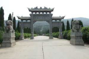 西安市灞桥区汉陵墓园大门图