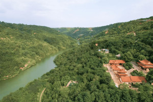 西安市长安区寿阳山墓园园区湖景图