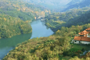 西安市长安区寿阳山墓园园区湖景图