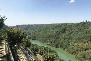 西安市灞桥区汉陵墓园园区湖景图