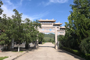 济南市历城区恭德陵园寿南山大门图