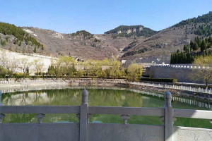济南市历城区恭德陵园寿南山园区湖景图