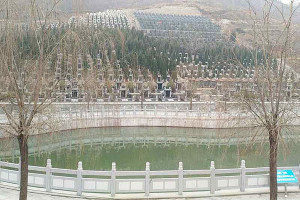 济南市历城区锦云川公墓园区湖景图