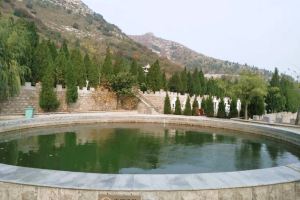 济南市市中区九顶山陵园园区湖景图