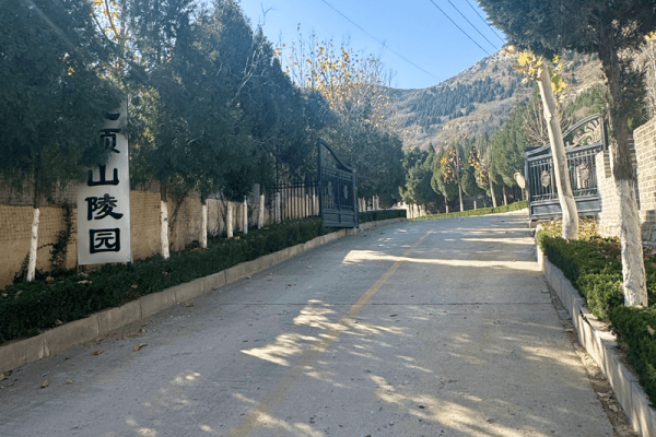 济南市市中区九顶山陵园大门图