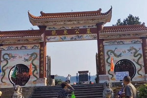 济南市商河县龙泉公墓大门图
