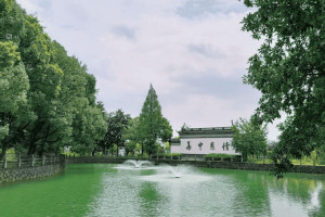 杭州市上城区华侨永久陵园园区湖景图